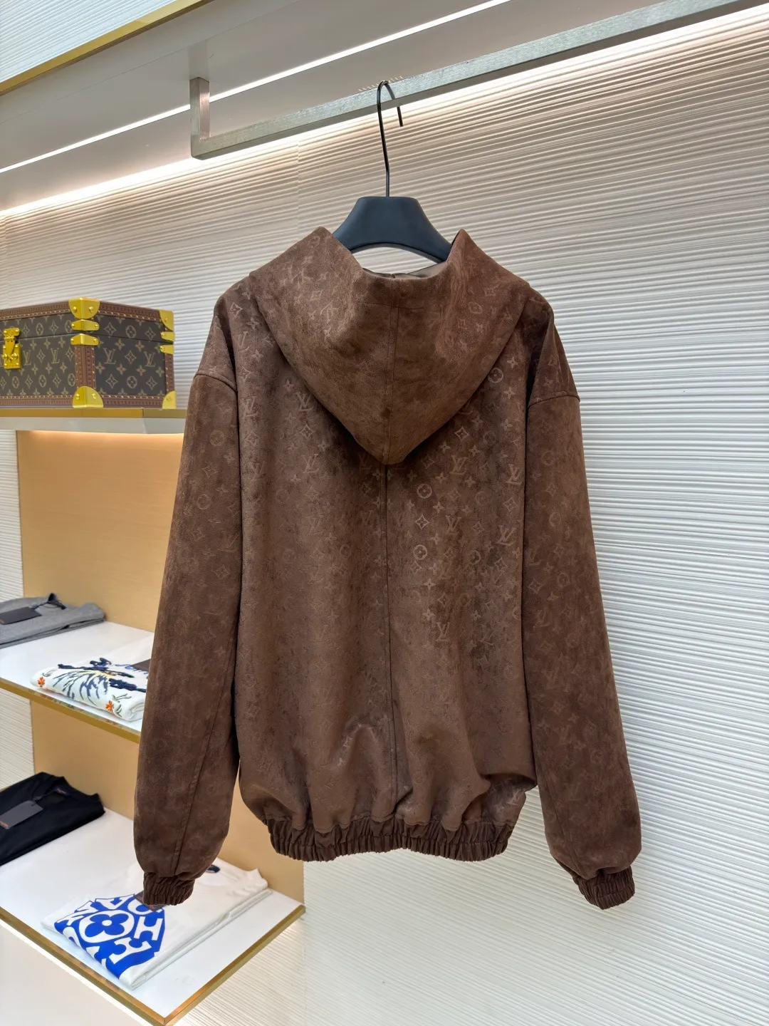 LOUIS VUITTON all-over printed hooded jacket ●Original version: 46000 purchased and developed ●Item number: 1682362-C10 ●Fabric: cotton fabric ●Technology: Fleece production ●Color: brown ●Version: fitted version ●Weight: about 1245 grams ●Size: S-M-L-XL ●Description: This Louis Vuitton brown hooded jacket is made of high-end imitation suede fabric, which is treated with frosting to form a fine suede texture. It is soft to the touch and has a natural matte luster. The surface of the fabric is embossed to present the brand's classic presbyopia pattern. The embossing depth is even, and the pattern outline is clear and not easy to fall off. The body is opened and closed with a two-way metal zipper, and the zipper pull is a brand-customized gold-plated style that has been treated with antioxidants to prevent fading. The hood is three-dimensionally cut, and is lined with breathable lining inside to improve wearing comfort; the cuffs and hem are edged with high-elastic ribs, and the ribs and body fabric are sewn with double-needle stitching for high firmness. The overall shape is a loose shoulder design, and the cut pieces have been adjusted through many trials. The splicing between the shoulders and the body uses a buried clip process to make the lines smooth and reduce wearing friction. Every detail has been strictly quality controlled to take into account both design and practicality. The overall wiring is straight and delicate, the fabric is comfortable and soft, and the color is consistent without color difference. It can be matched with the same style to create a fashionable look and control various occasions. Customized accessories, complete with three standards, same style for men and women!